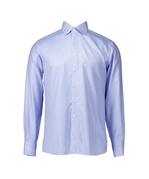 
Ontdek de verfijnde elegantie van de Eterna Lange Mouw Overhemden Blauw 3435 XD87. Deze stijlvolle blouse in een frisse blauwe kleur is de perfecte aanvulling voor elke garderobe. Gemaakt van hoogwaardig katoen, biedt dit kledingstuk zowel comfort als duurzaamheid, zodat je er altijd op je best uitziet. De blouse heeft een klassieke kraag die een tijdloze uitstraling geeft, ideaal voor zowel formele als casual gelegenheden. De knoopsluiting aan de voorkant zorgt voor een nette afwerking en past perfect bij de rest van het ontwerp. Het dessin van dit overhemd is subtiel en verfijnd, waardoor het gemakkelijk te combineren is met verschillende stijlen en accessoires. Of je nu op kantoor bent of een avondje uit, dit overhemd zorgt ervoor dat je er altijd verzorgd uitziet. Een opvallend kenmerk van deze blouse is de aandacht voor detail, zichtbaar in de afwerking en pasvorm. De zorgvuldig geselecteerde stof en constructie zorgen voor een kledingstuk dat niet alleen prettig draagt, maar er