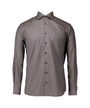 
Ontdek het ultieme comfort en de tijdloze stijl met de Eterna Lange Mouw Overhemden Bruin 4201 X15K. Dit prachtige bruine overhemd is gemaakt van hoogwaardig katoen, dat zorgt voor een zacht en ademend gevoel op je huid. Het klassieke ontwerp van de kraag geeft dit kledingstuk een elegante uitstraling, perfect voor zowel formele als informele gelegenheden. De knopenlijst is zorgvuldig afgewerkt, wat bijdraagt aan de verfijnde look van het overhemd. Een bijzonder kenmerk van dit overhemd is het stijlvolle ruitenpatroon. Het subtiele ontwerp maakt het veelzijdig en makkelijk te combineren met verschillende outfits, of je nu kiest voor een nette broek of een casual jeans. Dit kledingstuk is niet alleen mooi, maar ook praktisch in onderhoud, waardoor je er altijd strak en verzorgd uitziet. De lange mouwen maken het ideaal voor zowel de koelere dagen als voor in de overgangsseizoenen. Het Eterna overhemd biedt je de perfecte balans tussen stijl en comfort. Kies voor de Eterna Lange Mouw