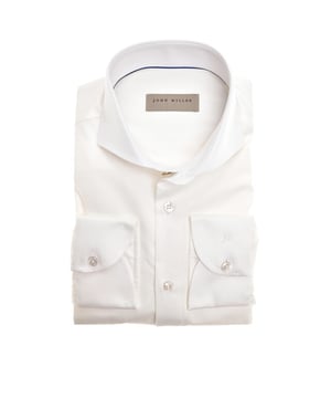 
Het John Miller slim fit overhemd is een essentieel kledingstuk voor de moderne man die op zoek is naar een stijlvolle en comfortabele outfit. Het overhemd is gemaakt van hoogwaardig katoen dat zacht aanvoelt op de huid en tegelijkertijd duurzaam genoeg is om jarenlang mee te gaan. Het slim fit model is speciaal ontworpen om een slanke en moderne uitstraling te geven aan de drager. Het shirt heeft een getailleerde pasvorm die mooi aansluit op het lichaam zonder beperkend te zijn. De mouwen zijn afgewerkt met enkele manchetten die gemakkelijk te sluiten zijn met knoopjes. Het John Miller slim fit overhemd is verkrijgbaar in verschillende kleuren en patronen, waardoor het gemakkelijk te combineren is met verschillende stijlen en gelegenheden. Draag het bijvoorbeeld onder een kostuum voor een formele look of combineer het met jeans voor een meer casual uitstraling. Dit overhemd is niet alleen stijlvol en comfortabel,