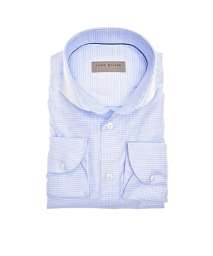 
Een John Miller overhemd met een slim fit is een must-have voor elke stijlvolle en modebewuste man. Het overhemd is gemaakt van hoogwaardig katoen en heeft een slank gesneden pasvorm die perfect aansluit op het lichaam, waardoor het een eigentijdse uitstraling heeft. Het overhemd is verkrijgbaar in verschillende kleuren en patronen, waardoor er altijd een optie is die past bij elke gelegenheid en persoonlijke stijl. Of je nu een formeel evenement bijwoont of gewoon een avondje uitgaat, dit overhemd is de perfecte keuze. Het John Miller overhemd heeft ook andere opvallende kenmerken zoals een knoopsluiting, klassieke kraag en manchetten met knopen. Bovendien is het overhemd gemakkelijk te onderhouden en kan het probleemloos worden gestreken, waardoor het altijd een strakke en professionele uitstraling heeft. Kortom, het John Miller overhemd met een slim fit is een echte aanwinst voor elke garderobe en zal zeker een