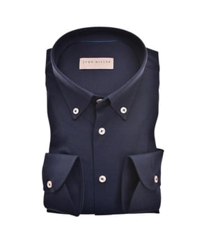 
Ontdek de stijlvolle elegantie van het 'Lange Mouw Overhemd Blauw 5139244-190' van het gerenommeerde merk John Miller. Dit overhemd, uitgevoerd in een diepe, veelzijdige blauwe tint, is het perfecte kledingstuk om je garderobe mee te verrijken. Het zachte, duurzame materiaal biedt je comfort gedurende de hele dag, terwijl de nauwkeurige constructie zorgt voor een uitstekende pasvorm. De button-down kraag voegt een klassiek element toe aan dit moderne overhemd en de verstelbare manchetten zorgen ervoor dat je mouwen altijd de juiste lengte hebben. Een soepele knoopsluiting loopt subtiel over de volledige lengte en biedt zowel gemak als een onberispelijk voorkomen. Het discrete dessin geeft het overhemd een extra dimensie, waardoor het overhemd subtiel in het oog springt zonder overheersend te zijn. Een bijzonder kenmerk van dit overhemd is de verfijnde afwerking in de details, zoals de kleine stiksels en de zachte binnenkraag, die zorgvuldig zijn ontworpen voor een maximaal