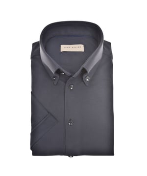 
Ontdek de elegante John Miller korte mouw overhemden in een stijlvolle donkerblauwe tint. Dit kledingstuk is perfect voor de moderne man die op zoek is naar een mix van verfijning en comfort. Gemaakt van hoogwaardig polyamide/nylon, biedt dit overhemd een gevoel van luxe dat heerlijk aanvoelt op de huid, speciaal ontworpen voor zomerse dagen. De klassieke kraag van dit overhemd geeft een eigentijdse draai aan een tijdloze look. De subtiele structuur van de effen stof voegt net dat beetje extra flair toe, zonder afbreuk te doen aan de verfijning van het overhemd. De knoopsluiting is zorgvuldig afgewerkt met bijpassende donkere knopen die prachtig contrasteren met de rijke kleur van de stof. De pasvorm is slim fit, waardoor het je figuur op een flatterende manier accentueert zonder in te boeten aan comfort. Dit maakt het overhemd uitermate geschikt voor zowel een professionele uitstraling op kantoor als een stijlvolle outfit voor een informele uitje. Een mooi detail is de strakke