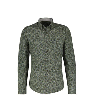 
Het donkere herenoverhemd van Lerros met gekleurde accenten biedt een verfijnde combinatie van klassiek en modern. Dit overhemd met lange mouwen is vervaardigd van een hoogwaardige mix van 97% katoen en 3% elastaan, waardoor het zowel comfortabel als licht elastisch is voor een perfecte pasvorm. De subtiele accenten voegen een vleugje kleur en onderscheid toe aan het tijdloze witte ontwerp. Ideaal voor zowel formele als casual gelegenheden, zorgt dit Lerros overhemd ervoor dat je er altijd stijlvol en verzorgd uitziet.