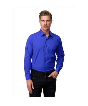 
<p>Blauw heren overhemd. Deze nette slim fit overhemden hebben een zakelijke uitstraling, maar zijn ook zeer geschikt als vrijetijdskleding. Het Italian Style overhemd heeft een slim fit pasvorm. Tevens is de effen heren blouse voorzien van een zwarte boord en zwarte knopen. Je kunt dit overhemd prima combineren met een jeans, chino of pantalon.</p>
<p>Materiaal: 60% katoen, 37% Polyester, 3% Elastan<br />
Kleur: Kobalt blauw<br />
Pasvorm: Slim fit</p>
<p><img class="alignnone size-full wp-image-69519" src="https://italian-style.nl/wp-content/uploads/2020/10/maattabel-rusty-neal-r-44-heren-overhemden.jpg" alt="" width="700" height="698" /></p>