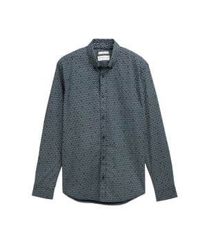 
<p>Stretch shirt van Tom Tailor met lange mouwen en een allover print.</p>
<ul>
<li>Fitted fit</li>
<li>97% Katoen/ 3% Elasthan</li>
<li>Kleurnummer: 38443</li>
</ul>