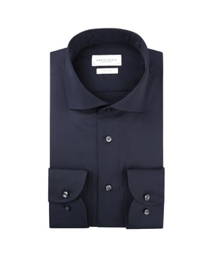 
Een overhemd van het merk Profuomo. Het hemd heeft een cutaway kraag, enkel manchet en slim fit pasvorm. Hierdoor krijg je meteen een zakelijke look! De Profuomo Originale hemden zijn gemaakt van strijkvrij katoen: strijken wordt hierdoor verleden tijd. Daarnaast is de stof van super kwaliteit waardoor ze aangenaam zijn om te dragen bij elke gelegenheid. De Originale overhemden zijn herkenbaar aan het donkerblauwe label. Materiaal: 100% katoen Over het merk  De filosofie van het in 1934 opgerichte Italiaanse familiebedrijf is nog steeds hetzelfde als van het Profuomo van nu. De stijl van het merk is een mix van klassiek en modern. Alles, van de stof tot de stiksels, zal los van elkaar gekozen worden en daarna samengevoegd worden tot één artikel. Hierdoor ontstaan prachtige combinaties die voldoen aan het klassieke modebeeld.