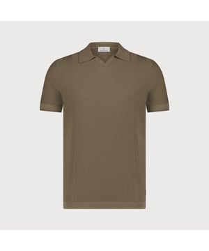 
Deze verfijnde polo is ontworpen met een subtiel gebreid patroon en een klassieke V-hals, wat zorgt voor een stijlvolle en luxe uitstraling. Dankzij de zachte en ademende stof biedt deze polo optimaal draagcomfort, ideaal voor smart casual gelegenheden. 
<ul>
	<li>Gemaakt van een zachte en ademende stof </li>
	<li>Klassieke V-hals voor een elegante look </li>
	<li>Subtiele gebreide details langs de voorzijde </li>
	<li>Perfect te combineren met chino’s, jeans of een colbert </li>
	<li>Geschikt voor zowel zakelijke als casual gelegenheden</li>
</ul>