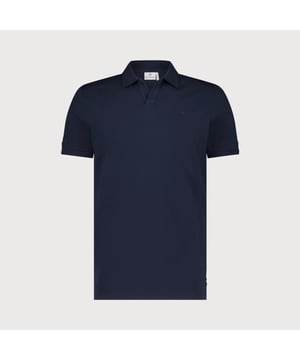 
Deze luxe basic V-hals polo van Blue Industry mag niet ontbreken in je garderobe. Deze polo in katoenblend combineert een tijdloos clean design met optimaal draagcomfort, waardoor hij ideaal is voor zowel casual als zakelijke looks. De open kraag en de twee knoopjes op de mouw geven deze polo een relaxte uitstraling. 
<ul>
	<li>Gemaakt van een zachte en ademende katoenblend </li>
	<li>Open kraag, zonder knopen voor een relaxte look</li>
	<li>Afgewerkt met een minimalistisch Blue Industry logo op de borst </li>
	<li>Te combineren met een chino of jeans, perfect voor elke gelegenheid </li>
</ul>