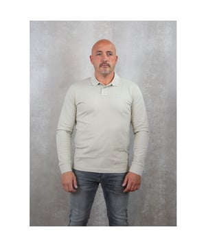 
De Passerby polo van BOSS is een nette polo met lange mouwen. De polo kan gesloten worden bij de kraag met een knoopje. De polo kan je goed combineneren met andere items van Mike's!Materiaal: 95% katoen en 5% elastaanPasvorm: SlimfitWasvoorschrift: 30 graden in de wasmachine Ons model draagt maat L