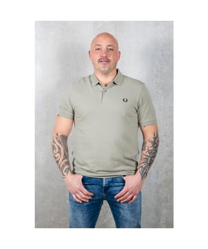 
Het Fred Perry Twin Tipped Polo Shirt is een eche klassieker. De polo is gemaakt van top kwaliteit en komt in een brede kleurenrange. De polo is voorzien van gekleurde boorden bij de kraag en mouwen en heeft een geborduurd logo van Fred Perry op de borst. De polo heeft een normale pasvorm.
Pasvorm: Regular FitMateriaal: 100% KatoenWasvoorschrift: 30 graden wassen zonder wasverzachter | Niet in de droger
