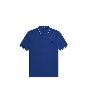 
Fred Perry Twin Tipped polo kobalt heren

 De Fred Perry polo voor heren is een klassieker die nooit uit de mode zal raken. Deze blauwe polo heeft een mooie, subtiele kleur genaamd Shaded Cobalt, die perfect past bij een casual of formele look. Het is gemaakt van hoogwaardig katoen, waardoor het zacht en comfortabel aanvoelt op de huid. De polo heeft een regular fit, waardoor het niet te strak of te los zit en geschikt is voor verschillende lichaamstypes. Het heeft een klassieke kraag en een knoopsluiting, waardoor het een tijdloze uitstraling heeft die bij elke gelegenheid past.

 Fred Perry polo heren

 De Fred Perry polo staat bekend om zijn vakmanschap en aandacht voor detail, wat te zien is aan de subtiele lauwerkrans op de borst en de geribbelde mouwboorden. Dit zijn kenmerkende details van het merk die bijdragen aan de exclusieve uitstraling. Of je het nu draagt tijdens een dagje uit, op het werk of bij een speciale