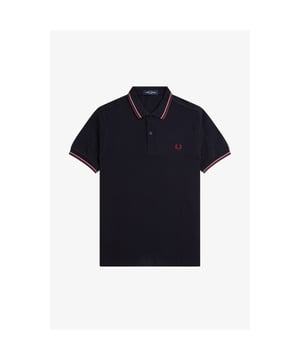 
<p>Het Fred Perry Twin Tipped Polo Shirt is een bekend item uit de collectie. De polo is gemaakt van goede kwaliteit en komt in een brede kleurenrange. De polo is voorzien van gekleurde borden bij de kraag en mouwen en heeft een geborduurd logo op de borst. De polo valt regular.</p>
<p><strong>Pasvorm:</strong> Regular Fit<br /><strong>Materiaal:</strong> 100% Katoen<br /><strong>Wasvoorschrift:</strong> Machinewas 30 graden| Niet in de droger</p>
<p><strong>Het model is 1.85m en draagt maat M</strong></p>
