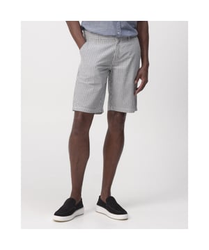 
De Campbell Seerford Short is de moderne wit gestreepte must-have. Deze short heeft een modern fit, steekzakken voor, paspelzakken achter, en een knoop-sluiting met rits. Gemaakt van 100% katoen, de geweven stof voelt comfortabel voor elke gelegenheid. Campbell staat voor eigentijdse stijl en kwaliteit, gericht op het combineren van functionaliteit met een frisse look. Dit merk brengt je kleding die net zo veelzijdig is als jouw lifestyle. - Over het merk: De herenkleding van Campbell is klassiek met een moderne twist voor een doelgroep die vol van het leven geniet. Campbell heeft warme trendkleuren, prints en materialen in het assortiment. De comfortabele pasvorm van de kledingstukken biedt een heerlijk draagcomfort en voldoende bewegingsruimte. Ieder kledingstuk van Campbell wordt gemaakt van hoogwaardige stoffen en is perfect afgewerkt.