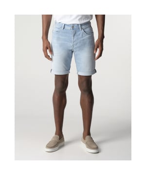 
- Over het Merk: Replay is een Italiaans kledingmerk dat in 1978 werd opgericht door Claudio Buziol. Het merk staat bekend om zijn trendy en casual ontwerpen, die zijn geïnspireerd door de urban lifestyle. De kleding van Replay is gemaakt van hoogwaardige materialen, zoals katoen, denim en leer. Het merk biedt een breed scala aan kleding aan, waaronder jeans, truien, jassen, broeken, shorts en accessoires. De ontwerpen van Replay zijn vaak geïnspireerd door de urban lifestyle. Het merk gebruikt moderne stijlelementen, zoals comfortabele pasvormen, trendy prints en opvallende logo's, om een ​​trendy en casual uitstraling te creëren.