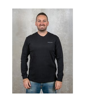 
Slim Linear Chest LS Tee Ext