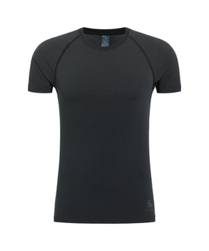 
Het ODLO Performance Light Eco T-shirt met korte mouwen is gemaakt van performance materiaal met 72% gerecycled polyester. Dit is een multifunctionele basis waarmee je het hele jaar door je dag goed begint.  Yoga, hikes, wandelingen, het dagelijks leven en meer. Dit T-shirt is naadloos voor extra comfort en is speciaal gevormd naar je lichaam voor een betere pasvorm en extra ademend vermogen. Daarnaast is het shirt behandeld met ZeroScent, een bio-based anti-microbiële afwerking die geurtjes en de ophoping van bacteriën beperkt. Het ideale shirt voor fantastische momenten binnen en buiten. Verkrijgbaar in vier kleuren.