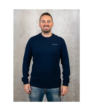 
Slim Linear Chest LS Tee Ext