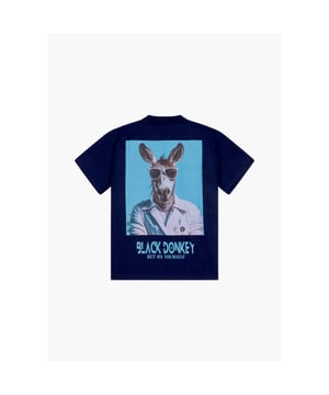 
Laat je zomerse stijl stralen met ons Sunglass T-shirt in levendig donkerblauw. Dit T-shirt is niet alleen een eerbetoon aan de warme, zonnige dagen, maar ook een knipoog naar de speelse en trendy zonnebrilcultuur.
