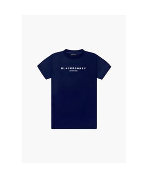 
Het Apollo T-Shirt in de kleur donker blauw en wit is perfect te combineren bij elke outfit. Je kunt het T-Shirt vrijwel bij iedere gelegenheid dragen. Het zit comfortabel en het ademt goed, dat maakt de aanschaf van de kordaat t-shirt een prima investering, naast het feit dat het T-Shirt ook nog eens heerlijk zit. Het Apollo T-Shirt is gemaakt van 100% katoen en is ontworpen met twee bedrukte designs op de voorzijde en achterzijde.