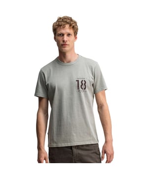 
Ervaar het ultieme comfort met dit grijze t-shirt van Butcher of Blue. Het biologische katoen zorgt voor een heerlijk zacht gevoel op je huid en laat je elke dag stralen. Dankzij de normale pasvorm geniet je van optimale bewegingsvrijheid zonder dat het t-shirt te los of te strak zit. De ronde hals geeft een tijdloze uitstraling die bij elke gelegenheid past. De stijlvolle print op de rug en subtiele print aan de voorkant maken jouw look uniek, zonder te overheersen. Draag dit shirt wanneer je kiest voor gemak en een stijlvolle uitstraling. Je voelt je meteen zelfverzekerd en verzorgd in deze must-have voor elke man. Voeg dit t-shirt toe aan je garderobe en geniet van dag in, dag uit comfort.