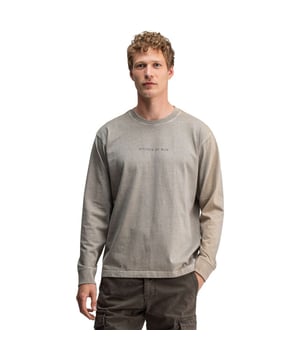 
Deze grijze longsleeve van Butcher of Blue voelt meteen als een slimme toevoeging aan je garderobe; de zachte organisch-katoen stof legt zich natuurlijk langs je schouders en geeft nét genoeg structuur. Dankzij de ronde hals en normale lengte oogt hij rustig en ingetogen, terwijl de kleine print vooraan en de opvallendere letterprint achteraan karakter toevoegen zonder te schreeuwen. Je merkt dat de normale pasvorm ruimte biedt om te bewegen, maar toch vorm behoudt, waardoor hij ideaal is voor zowel ontspannen dagen als net iets nettere gelegenheden. De lange mouwen met ribboord maken het geheel af en geven een vlotte, afgewerkte uitstraling die moeiteloos combineert met jeans of een relaxte pantalon. Doordat het model recht valt, krijg je een eigentijdse look die lekker luchtig aanvoelt en tegelijk aandacht trekt op de juiste momenten. Trek hem aan en je voelt direct een nonchalante zelfverzekerdheid, alsof je outfit moeiteloos klopt. Het merk voegt subtiel karakter toe, zonder dat het je outfit overheerst, zodat je rustig je eigen stijl kunt laten spreken. Draag hem en geniet van dat kleine extra beetje flair dat elke dag net wat leuker maakt.