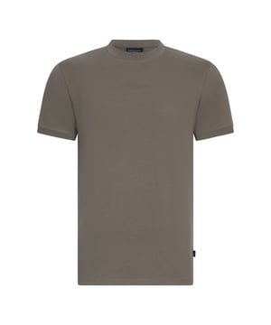 
- Cavallaro is een Italiaans kledingmerk dat in 1948 werd opgericht door Giuseppe Cavallaro. Het merk staat bekend om zijn Italiaanse stijl en vakmanschap. De kleding van Cavallaro is gemaakt van hoogwaardige materialen, zoals wol, katoen en leer. Het merk biedt een breed scala aan items aan, waaronder overhemden, poloshirts, truien, broeken, jassen en accessoires. De ontwerpen van Cavallaro zijn vaak geïnspireerd door de Italiaanse mode uit de jaren 50, 60 en 70. Het merk gebruikt klassieke stijlelementen, zoals strakke lijnen, nette pasvormen en elegante kleuren, om een tijdloze en stijlvolle uitstraling te creëren. Cavallaro is een populair merk onder modebewuste individuen die op zoek zijn naar kleding die zowel stijlvol als comfortabel is.