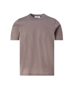 
- Over het Merk: Gran Sasso is een Italiaans kledingmerk dat in 1952 werd opgericht door de familie Di Battista. Het merk staat bekend om zijn hoogwaardige knitwear. De kleding van Gran Sasso is gemaakt van hoogwaardige materialen, zoals wol, kasjmier en cashmere. Het merk biedt een breed scala aan items aan, waaronder truien, vesten, jassen en accessoires. De ontwerpen van Gran Sasso zijn vaak geïnspireerd door de Italiaanse mode. Het merk gebruikt klassieke stijlelementen, zoals nette pasvormen, elegante kleuren en iconische logo's, om een ​​klassieke en tijdloze uitstraling te creëren.