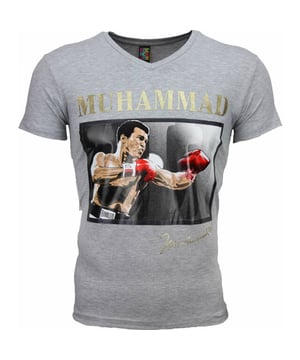 Dit item is nu in de aanbieding in onze online Local Fanatic outlet
Exclusieve T-shirt met Muhammad Ali Print. Dit T-shirt wordt gemaakt van een zeer hoogwaardige kwaliteit katoen. Ze hebben een uitstekende afwerking en pasvorm.  - <p><strong><span>Specificaties:</span></strong><b><span><br /> </span></b><span>- Kleur: Zie Afbeelding</span><span><br /> <span>- Seizoen: Voorjaar / Najaar</span><br /> <span>- Kraag: Ronde hals</span><br /> <span>- Mouwen: Korte Mouw</span><br /> <span>- Patroon: Bedrukt</span><br /> <span>- Kwalitatief Hoogwaardige Afwerking</span><br /> <span>- Materiaal: 93% Katoen en 7% Polyester</span><br /> <span>- Weefsel: Dun geweven</span><br /> <span>- Pasvorm: Getailleerd Italiaans</span><br /> <span>- Wasvoorschrift: Machinewas 30 graden, Binnenste buiten wassen (Niet in de droger)</span><br /> <span>- Beschikbare maten: XS - S - M - L - XL - XXL</span></span></p>