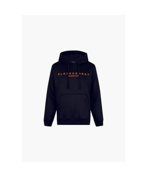 
De Ares Hoodie in de kleur zwart en oranje is perfect te combineren bij elke broek. Je kan deze hoodie het vrijwel bij iedere gelegenheid dragen. De hoodie zit comfortabel en het ademt goed, dat maakt de aanschaf van deze hoodie een prima investering, naast het feit dat de hoodie ook nog eens heerlijk zit. De hoodie heeft letters geborduurd op de voorzijde en is gemaakt van 100% katoen.
