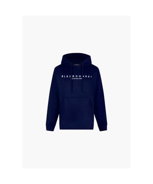 
De Ares Hoodie in de kleur navy en white is perfect te combineren bij elke broek. Je kan deze hoodie bij vrijwel iedere gelegenheid dragen. De hoodie zit comfortabel en het ademt goed, dat maakt de aanschaf van deze trainingshoodie een prima investering, naast het feit dat de hoodie ook nog eens heerlijk zit. De hoodie heeft letters geborduurd op de voorzijde en is gemaakt van 100% katoen.