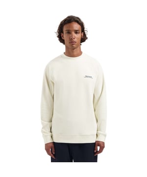 
De Adrian crewneck graphic sweat van Dstrezzed is een off white gebreide trui die direct warmte en textuur uitstraalt. Het chenille garen vormt een subtiel structuurpatroon dat de trui een super zachte, uitnodigende look geeft. Je merkt aan de pasvorm dat hij bedoeld is om moeiteloos te dragen: niet te los en niet te strak, zodat hij makkelijk solo draagt of over een overhemd of onder een jas werkt. Het normale model laat genoeg ruimte om vrij te bewegen en behoudt tegelijk een nette, verzorgd ogende lijn. Dankzij het soepele polyester houdt de trui zijn vorm en voelt hij zacht op de huid, zonder te zwaar aan te doen. De ingetogen off white kleur maakt hem veelzijdig en makkelijk te combineren met zowel donkere als lichte items in je garderobe. Dstrezzed levert hier een tijdloze, moderne basic met karakter en subtiele details. Trek hem aan en voel je tegelijk verzorgd en klaar voor de dag, met net dat beetje extra stijl.