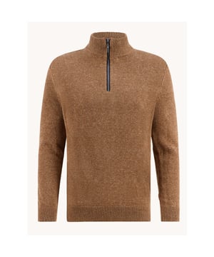 
<p>Casual heren trui met een staande kraag voorzien van een ritssluiting.</p>
<ul>
<li>Modern fit</li>
<li>60% Katoen/ 40% Acryl</li>
<li>Kleurnummer: 205</li>
</ul>