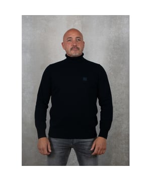 
De Akiro_S coltrui van BOSS is een zachte en ademende coltrui. Ideaal om te dragen in de winter! De coltrui is deels gemaakt van biologisch katoen en is gemengd met kasjmier. Het BOSS logo staat afgebeeld op de borst.Materiaal: 95% katoen en 5% kasjmierPasvorm: Regular fitWasvoorschrift: 30 graden in de machinewasOns model draagt maat L