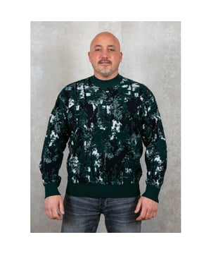 
De Kalmtree trui van BOSS is een echte eyecatcher. De sweater heeft een unieke print waardoor hij lekker opvalt. De wol waarvan de trui deels gemaakt is, is verantwoord vergreken. Dus met oog op dierenwelzijn. Materiaal: 51% katen en 49% scheerwolPasvorm: Relaxed fitWasvoorschrift: 30 graden in de wasmachine | Niet in de drogerOns model draagt maat L