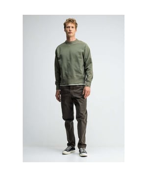 
De Ben Loose Crew van butcher of blue is een groen-organische-katoenen sweater die een ontspannen, royale aanwezigheid aan je garderobe geeft. Het zachte katoen voelt warm en natuurlijk op de huid, en de subtiele granite groene tint voegt een rustige, eigentijdse draai aan iedere outfit. Je merkt meteen hoe de relaxed fit zorgt voor een verzorgde, maar ongedwongen uitstraling die zowel thuis als onderweg werkt. Dit model is bedoeld voor mannen die houden van eenvoud met karakter: een basic sweater die moeiteloos combineert en toch net dat beetje extra uitstraalt. De afwerking van butcher of blue laat zien dat comfort en stijl samen kunnen gaan, en de duurzame keuze van organisch katoen maakt het een fijne aankoop voor dagelijks gebruik. Draag 'm met vertrouwen en geniet van het gemak en de sfeer die deze trui toevoegt aan je looks.