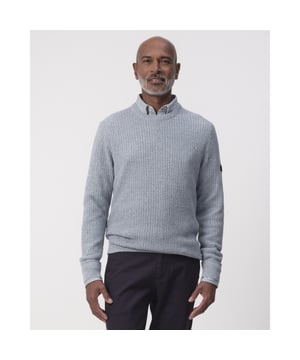 
Campbell Casey Trui ronde hals in Blue Fusion is je nieuwe favoriet. Met zijn gemêleerde patroon en ronde hals biedt deze fijngebreide trui een stijlvolle look voor elke dag. Het merk Campbell is synoniem met kwaliteit en moderne herenkleding, ontworpen voor comfort en een vleugje klasse. - Over het merk: De herenkleding van Campbell is klassiek met een moderne twist voor een doelgroep die vol van het leven geniet. Campbell heeft warme trendkleuren, prints en materialen in het assortiment. De comfortabele pasvorm van de kledingstukken biedt een heerlijk draagcomfort en voldoende bewegingsruimte. Ieder kledingstuk van Campbell wordt gemaakt van hoogwaardige stoffen en is perfect afgewerkt.