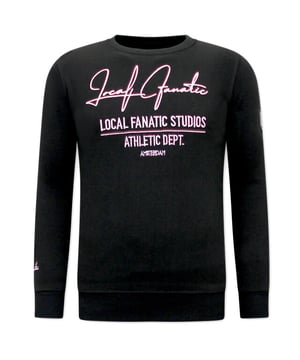 Dit artikel van LF Amsterdam koop je nu met hoge korting in de LF Amsterdam outlet op V&D!
Heren Sweater - Athletic Dept. - Zwart / Rose - <p><strong>Specificaties:<br /></strong>- Heren Sweater - Athletic Dept.<br />- Artikel code: 11-6518ZR<br />- Kleur: Zie Afbeelding<br />- Seizoen: Voorjaar / Najaar<br />- Kraag: Ronde Kraag<br />- Mouwen: Lange Mouw<br />- Patroon: Borduur<br />- Kwalitatief: Hoogwaardige Afwerking<br />- Materiaal: 84% Katoen en 16% Polyester<br />- Weefsel: Geweven<br />- Pasvorm: Getailleerd Italiaans<br />- Wasvoorschrift: Handwas, Binnenste buiten wassen (Niet in de droger)<br />- Beschikbare maten: S - M - L - XL - XXL<br /><br /><b>Local Fanatic</b> is een jong merk voor modebewuste mannen die aandacht besteden aan kleding en uiterlijk met de Allure en Glamour.<br />Kenmerkend van het merk zijn de zeefdruk- en digitaal prints die gegarandeerd staan voor kwaliteit van vooruitstrevende stoffen in Italiaanse pasvormen.</p>