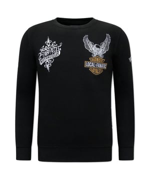 Nu beschikbaar in onze LF Amsterdam outlet; deze topper van LF Amsterdam! Dit merk en nog vele andere topmerken altijd in de sale in onze Heren Truien & Vesten Outlet outlet.
Heren Sweater - MC Honor & Loyalty - Zwart - <p><strong>Specificaties:<br /></strong>- Heren Sweater - MC Honor & Loyalty<br />- Artikel code: 11-6502Z<br />- Kleur: Zie Afbeelding<br />- Seizoen: Voorjaar / Najaar<br />- Kraag: Ronde Kraag<br />- Mouwen: Lange Mouw<br />- Patroon: Borduur<br />- Kwalitatief: Hoogwaardige Afwerking<br />- Materiaal: 84% Katoen en 16% Polyester<br />- Weefsel: Geweven<br />- Pasvorm: Getailleerd Italiaans<br />- Wasvoorschrift: Handwas, Binnenste buiten wassen (Niet in de droger)<br />- Beschikbare maten: S - M - L - XL - XXL<br /><br /><b>Local Fanatic</b> is een jong merk voor modebewuste mannen die aandacht besteden aan kleding en uiterlijk met de Allure en Glamour.<br />Kenmerkend van het merk zijn de zeefdruk- en digitaal prints die gegarandeerd staan voor kwaliteit van vooruitstrevende stoffen in Italiaanse pasvormen.</p>