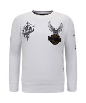 Altijd in de LF Amsterdam uitverkoop op V&D. Dit item koop je nu met flinke korting in de LF Amsterdam outlet!
Heren Sweater - MC Honor & Loyalty - Wit - <p><strong>Specificaties:<br /></strong>- Heren Sweater - MC Honor & Loyalty<br />- Artikel code: 11-6502W<br />- Kleur: Zie Afbeelding<br />- Seizoen: Voorjaar / Najaar<br />- Kraag: Ronde Kraag<br />- Mouwen: Lange Mouw<br />- Patroon: Borduur<br />- Kwalitatief: Hoogwaardige Afwerking<br />- Materiaal: 84% Katoen en 16% Polyester<br />- Weefsel: Geweven<br />- Pasvorm: Getailleerd Italiaans<br />- Wasvoorschrift: Handwas, Binnenste buiten wassen (Niet in de droger)<br />- Beschikbare maten: S - M - L - XL - XXL<br /><br /><b>Local Fanatic</b> is een jong merk voor modebewuste mannen die aandacht besteden aan kleding en uiterlijk met de Allure en Glamour.<br />Kenmerkend van het merk zijn de zeefdruk- en digitaal prints die gegarandeerd staan voor kwaliteit van vooruitstrevende stoffen in Italiaanse pasvormen.</p>