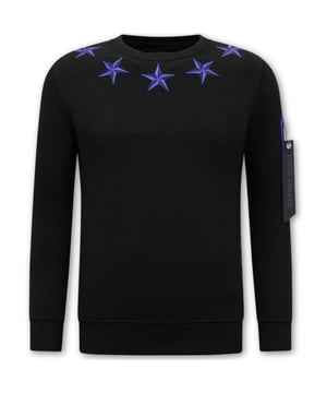 Ook helemaal fan van LF Amsterdam? Scoor dan dit prachtig item uit de nieuwe collectie van LF Amsterdam. 
Heren Sweater - Royal Stars - Zwart / Blauw - <p><strong>Specificaties:<br /></strong>- Heren Sweater - Royal Stars<br />- Artikel code: 11-6506ZB<br />- Kleur: Zie Afbeelding<br />- Seizoen: Voorjaar / Najaar<br />- Kraag: Ronde Kraag<br />- Mouwen: Lange Mouw<br />- Patroon: Borduur<br />- Kwalitatief: Hoogwaardige Afwerking<br />- Materiaal: 84% Katoen en 16% Polyester<br />- Weefsel: Geweven<br />- Pasvorm: Getailleerd Italiaans<br />- Wasvoorschrift: Handwas, Binnenste buiten wassen (Niet in de droger)<br />- Beschikbare maten: S - M - L - XL - XXL<br /><br /><b>Local Fanatic</b> is een jong merk voor modebewuste mannen die aandacht besteden aan kleding en uiterlijk met de Allure en Glamour.<br />Kenmerkend van het merk zijn de zeefdruk- en digitaal prints die gegarandeerd staan voor kwaliteit van vooruitstrevende stoffen in Italiaanse pasvormen.</p>