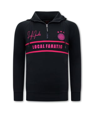 Altijd in de Local Fanatic uitverkoop op V&D. Dit item koop je nu met flinke korting in de Local Fanatic outlet!
Heren Training Sweater - Double Line Signed - Blauw / Roze - <p><strong>Specificaties:<br /></strong>- Heren Training Sweater<br />- Double Line Signed<br />- Kleur: Blauw / Roze<br />- Artikel code: 11-6515BR <br />- Seizoen: Voorjaar / Najaar<br />- Zakken Vest: 2 Steekzakken<br />- Mouwen: Lange Mouw<br />- Kwalitatief Hoogwaardige Afwerking<br />- Materiaal: 84% Katoen en 16% Polyester<br />- Weefsel: Dun geweven<br />- Pasvorm: Slim Fit<br />- Wasvoorschrift: Machinewas 30 graden, Binnenste buiten wassen (Niet in de droger)<br />- Beschikbare maten: S - M - L - XL - XXL </p>
<p><span style="vertical-align: inherit;"><strong><b>Local Fanatic</b></strong>is een jong merk voor modebewuste mannen die aandacht besteden aan kleding en uiterlijk met de Allure en Glamour. Kenmerkend van het merk zijn de zeefdruk- en digitaal prints die gegarandeerd staan voor kwaliteit van vooruitstrevende stoffen in Italiaanse pasvormen.</span></p>