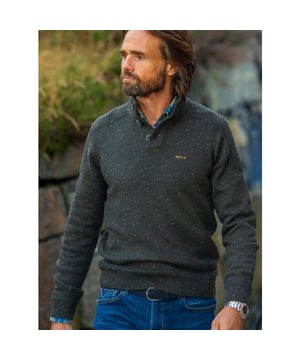 
<p>Vlotte heren pullover met een staande kraag voorzien van een knoopsluiting. Deze N.Z.A. heren trui is gemaakt van een mooie gemêleerde katoen-mix.</p>
<ul>
<li>Modern fit</li>
<li>56% katoen/ 26% acryl/ 18% polyester</li>
</ul>