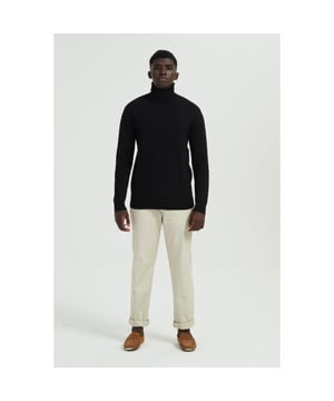 
<p>Klassieke heren coltrui van het Italia fashion merk Yves Enzo. De coltrui voor mannen is gemaakt van stretch met cashmere touch. Past zich perfect aan het figuur aan. Ziet er geweldig uit in combinatie met een colbert of blazer. Deze <a href="https://italian-style.nl/heren/truien-vesten/truien"><strong>heren trui</strong></a> heeft een normale pasvorm. De onderkant en mouwen van het coltrui is afgewerkt met elastische boorden. Je kunt de trui prima combineren met een jeans of chino.</p>
<p>Merk: Yves Enzo<br />
Materiaal: 58% viscose, 27% polyester, 15% polyamide<br />
Kleur: Zwart<br />
Detail: Stretch</p>
