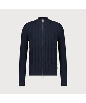 
Dit structuur gebreide rits vest is een must have voor elke moderne man. Met zijn metalen ritssluiting en structuur breisel, biedt dit vest een perfecte combinatie van stijl en comfort. Het uni kleurige ontwerp maakt het gemakkelijk te combineren met elke outfit, terwijl het gebruik van high tech garen zorgt voor een duurzaam en hoogwaardig product. Of je nu op zoek bent naar een smart of casual look, dit tijdloze vest is een aanwinst voor elke garderobe.