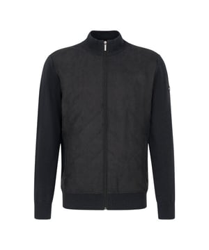 
Ontmoet de Bugatti Vesten Zwart 65551b, een veelzijdig kledingstuk dat moeiteloos stijl en comfort combineert. Gemaakt van hoogwaardig polyester, biedt deze zwarte vest precies de juiste mix van duurzaamheid en comfort. Ideaal voor elke gelegenheid waarin je er verzorgd uit wilt zien zonder concessies te doen aan gemak. Wat direct opvalt aan dit kledingstuk is de verfijnde afwerking met een subtiel ruitpatroon dat zich onderscheidt zonder te opdringerig te zijn. De geribbelde kraag geeft de vest een moderne, tijdloze uitstraling die perfect is voor zowel casual als meer formele settings. Uitgerust met een stevige ritssluiting, zorgt dit kledingstuk ervoor dat jij je altijd beschermd en comfortabel voelt, ongeacht het weer. Daarnaast biedt het ontwerp functionele zakken, ideaal om je handen warm te houden of kleine spullen in op te bergen. Een ander opvallend kenmerk is de combinatie van texturen, die een dynamisch en eigentijds silhouet creëren. Dit maakt de Bugatti Vesten Zwart 65551b