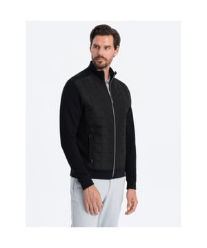 
<p>Vest jasje heren - Ombre - Italia Moda - 0103</p>
<p>Heren vest - jasje van het Moda Italia merk Ombre. Het vest voor mannen is gemaakt van licht gewatteerde materialen. Het jasje past zich perfect aan het figuur aan. Ziet er geweldig uit in combinatie met een <a href="https://italian-style.nl/heren/italiaanse-broeken-jeans"><strong>heren jeans</strong></a> of een chino. Het heren vest heeft een normale pasvorm. De onderkant en mouwen van het vest is afgewerkt met elastische boorden. Ook zijn de steekzakken voorzien van een rits. Het vest is goed te gebruiken voor de koudere seizoenen herfst en winter. Ervaar zelf het comfort van deze nette heren vesten.</p>
<p>- Merk: Ombre<br />
- Pasvorm: Normaal<br />
- Materiaal: 100% polyester, mouwen - 65% katoen 35% polyester<br />
- Kleur: Zwart</p>
<p>Hoogte model: 184 cm<br />
Het model presenteert het product in maat: M</p>