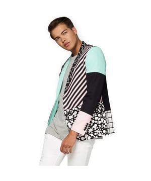 
Cut&Sew is ons eerbetoon aan het iconische postmoderne 80â€™s designcollectief Memphis Group. Ben je een old school guy, gevangen in een moderne wereld? Breng de stijl van â€˜jouwâ€™ tijdperk terug en maak een fashion statement met dit item uit de OppoSuits Deluxe collectie. Het is een blazer van een hoge kwaliteit katoen-mix, met verschillende retro kleuren en patronen.