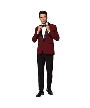 
Deze smoking met een bordeauxrood jasje met satijnen revers, zwarte broek met dubbele plooi Ã©n een strikje is de ideale outfit voor elke gentleman die graag buiten de lijntjes kleuren. Dit pak is namelijk niet in lijn met de officiÃ«le black tie dresscode, maar tegelijk super stijlvol en uitzonderlijk, waardoor je er sowieso mee weg komt. Van bruiloften tot formele diners, deze tuxedo komt ongetwijfeld elke keer weer uit de kast voor formele gelegenheden de komende jaren.