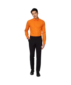 
Heb je jouw ideale pak gevonden, maar ben je nog op zoek naar een overhemd dat er mooi bij past? Dit opvallende oranje overhemd is er eentje voor mensen die ervan houden om in de spotlight te staan. Bovendien blijkt uit onderzoek dat oranje vaak geassocieerd wordt met lol, energie en smaak. Dus als je jezelf daarin herkent, is dit oranje overhemd voor heren waarschijnlijk echt iets voor jou. Hij is speciaal ontworpen om met een pak te dragen, wat betekent dat hij lang genoeg is om in je pantalon te stoppen en erin blijft terwijl jij aan het dansen bent op je volgende gelegenheid.