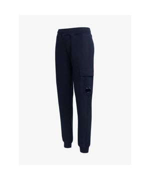 
De CP Company Kids Joggingbroek in Total Eclipse Blue heeft een elastieke tailleband met aantrekkoorden en steekzakken. De broek heeft de bekende CP Company lens op de broekzak. Combineer met de bijpassende CP Company sweater.